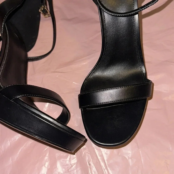 Michael Kors Strappy Sandal - Size 9 - Picture 2 of 5